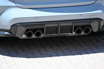 poczwórny wydech samochodowy © Miroslaw