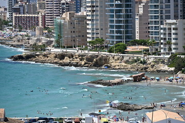 Calpe w Hiszpani budynki przy pierwszej linii plaży ludzie na plaży niebieska woda wakacje
