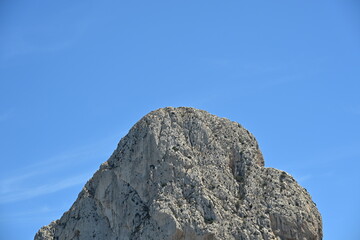 widok na słynne wzgórze Calpe w słoneczny dzień