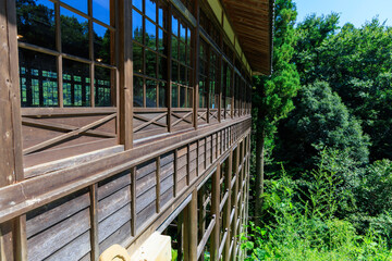 愛媛県大洲市少彦名神社参籠殿の懸造り木造建築と青空
