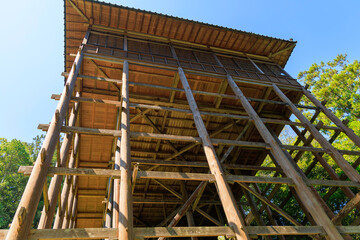 Obraz premium 愛媛県大洲市少彦名神社参籠殿の懸造り木造建築と青空