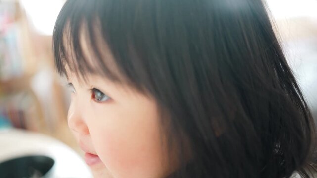 笑う女の子の横顔