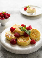 cottage cheese pancakes with raspberries and mint