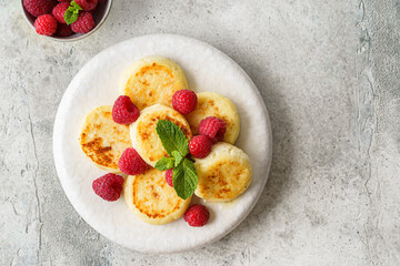 cottage cheese pancakes with raspberries and mint