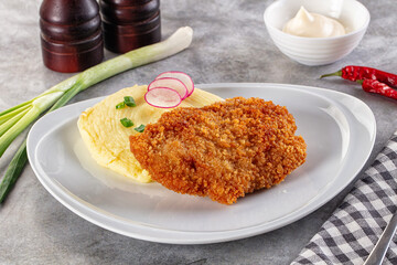 Chicken schnitzel with mashed potatoes