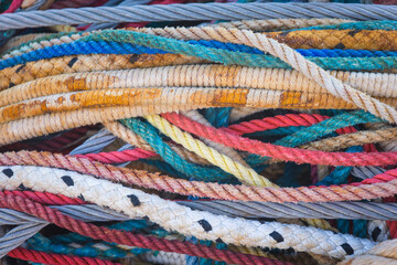 cordes, cordages de toutes les couleurs, filins de p&ecirc;che