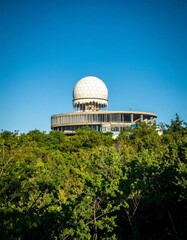 Obraz premium Radar dome on a hill