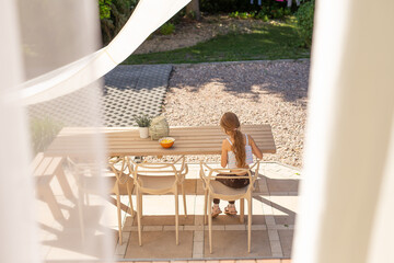 Dziewczynka przy stole