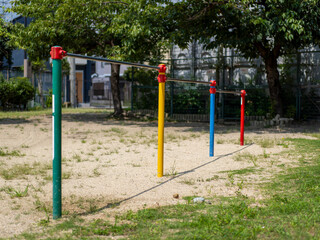 Fototapeta premium 公園に設置された鉄棒