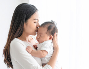 赤ちゃんを抱っこする若いお母さん,Generative AI,AI画像