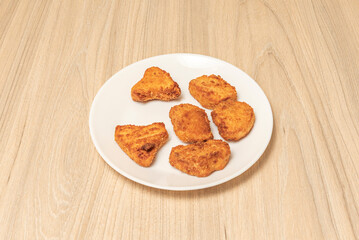 Gourmet chicken nuggets breaded with panko and spices, accompanied by honey and Dijon mustard sauce