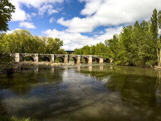 Fototapeta premium Renaissance bridge over the Arlanza River, in Quintana del Puente, Palencia