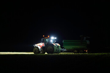 Traktor während der Ernte auf dem Feld  in einer Staubwolke
