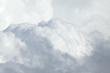 Naklejka premium Nubes blancas en un cielo de verano vistas de cerca