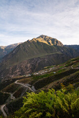 Naklejka premium Weitläufige Anden-Berglandschaft und Wanderwege im Colca Canyon in Peru