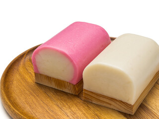 木皿に盛られた紅白かまぼこ