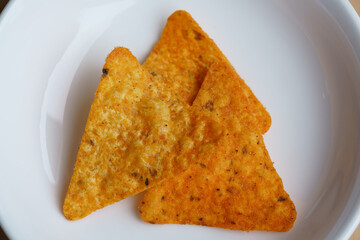 Triangle Tortilla Chips on White Plate（三角形のトルティーヤチップス）
