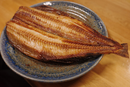 Grilled Atka Mackerel Hokke on Japanese Plate（和風皿に盛られた焼きホッケ）
