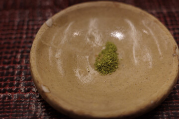Matcha Salt on Japanese Plate（和風皿に盛られた抹茶塩）
