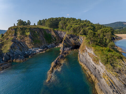 Cueva y Playas en la Costa de Galicia