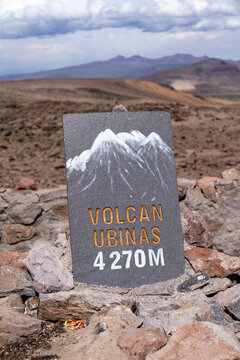 Schild des Vulkans Ubinas in 4270 Metern H&ouml;he in der kargen Landschaft der peruanischen Anden