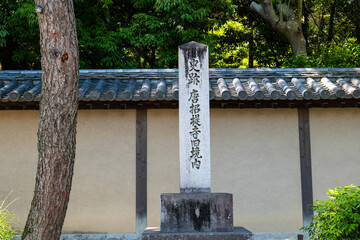 奈良、唐招提寺、佛寺、寺院、瓦當、文化財、木造建築、古代建築、日本文化、歷史名勝、文化財、木、綠色、青空、写真素材