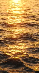 夕焼け海面、黄金の波紋