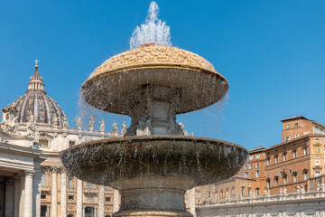 Fontein op het Sint-Pietersplein voor het Vaticaan in Rome, Italië