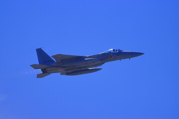 大空に向かって飛び立つ航空自衛隊F-15戦闘機