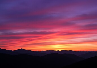 燃える山脈の夕暮れ