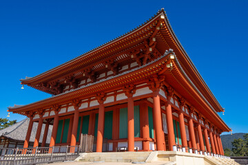 Naklejka premium 奈良、興福寺、佛寺、寺院、文化財、木造建築、古代建築、日本文化、歷史名勝、文化財、木、綠色、青空、写真素材