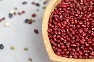 Red beans are a good source of iron, which helps nourish the blood and regulate blood conditions in the body.
