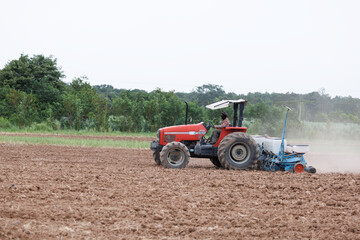 Obraz premium Farmers sow seeds using machinery to save time and labor as well as cost. Smart farming, agricultural machinery, modern farmers, tilling the soil, growing vegetables, growing crops.