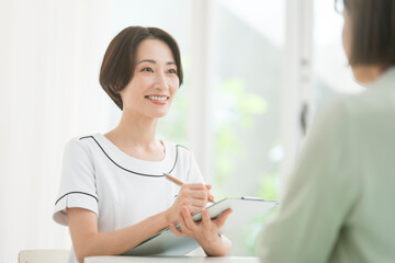 エステティシャン/セラピスト/彼女はカウンセリングをしている