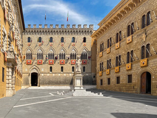Obraz premium Siena, Italy: Palazzo Salimbeni (Monte dei Paschi di Siena) in the center, Palazzo Tantucci on the left, Palazzo Spannocchi on the right, and the statue of Sallustio Bandini.