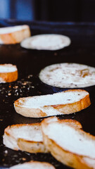 Pan en rebanadas dorándose en cocina