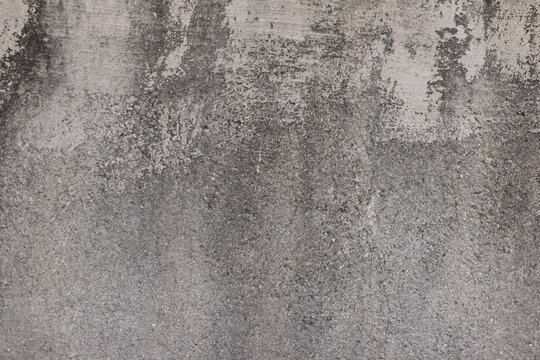 Reboco de parede com cimento e areia grossa, cobertura de muro de casa de alvenaria brasileira com textura desgastada e superf&iacute;cie suja envelhecida