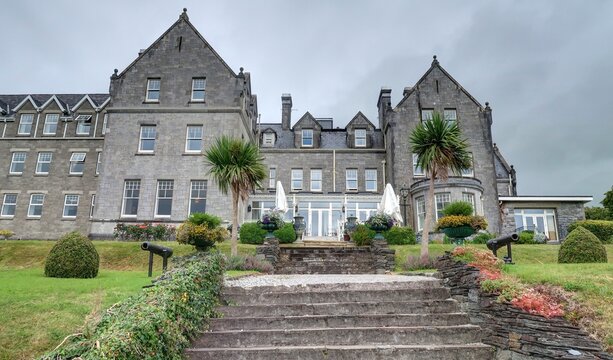 vue a&eacute;rienne de Kenmare en Irlande et de sa baie