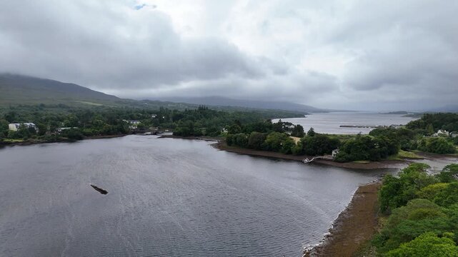 vue a&eacute;rienne de Kenmare en Irlande et de sa baie