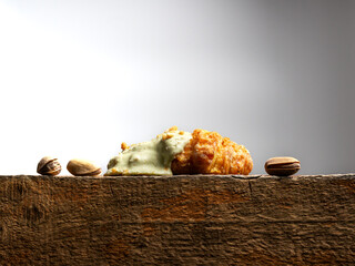 Cruas&aacute;n con relleno y cobertura de pistacho