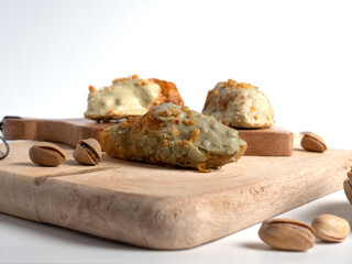 Cruas&aacute;n con relleno y cobertura de pistacho