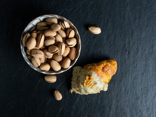 Cruas&aacute;n con relleno y cobertura de pistacho