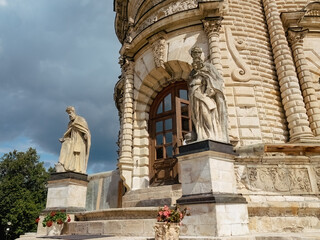 Obraz premium Church of the Sign of the Blessed Virgin Mary in Dubrovitsy, Podolsk. Stone statues on the sides of the temple entrance