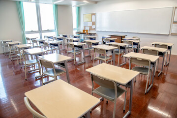 無人の教室の後方から見た机と椅子、学校、教室のイメージ