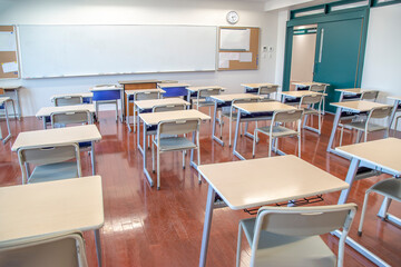 無人の教室の後方から見た机と椅子、学校、教室のイメージ