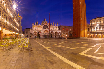Naklejka premium Empty Piazza San Marco with Saint Mark Basilica and Campanile at dawn in Venice Italy