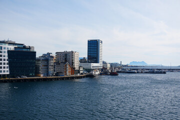 Wundervoller Blick auf die Stadt Bodo in Norwegen beim Auslaufen aus dem Hafen im Sommer
