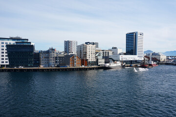Blick vom Schiff auf den Hafenbereich in Bodo in Norwegen