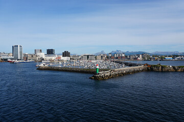 Naklejka premium Ausfahrt aus dem Hafenbereich von Bodo in Norwegen 