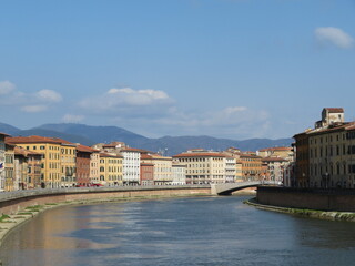 Fleuve Arno et la ville de Florence 